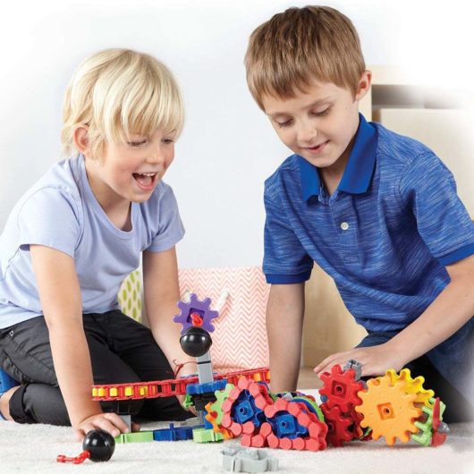 Two children play with this modular construction set!