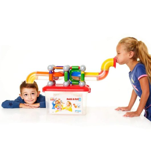 Two children play with the SmartMax Build & Roll kit